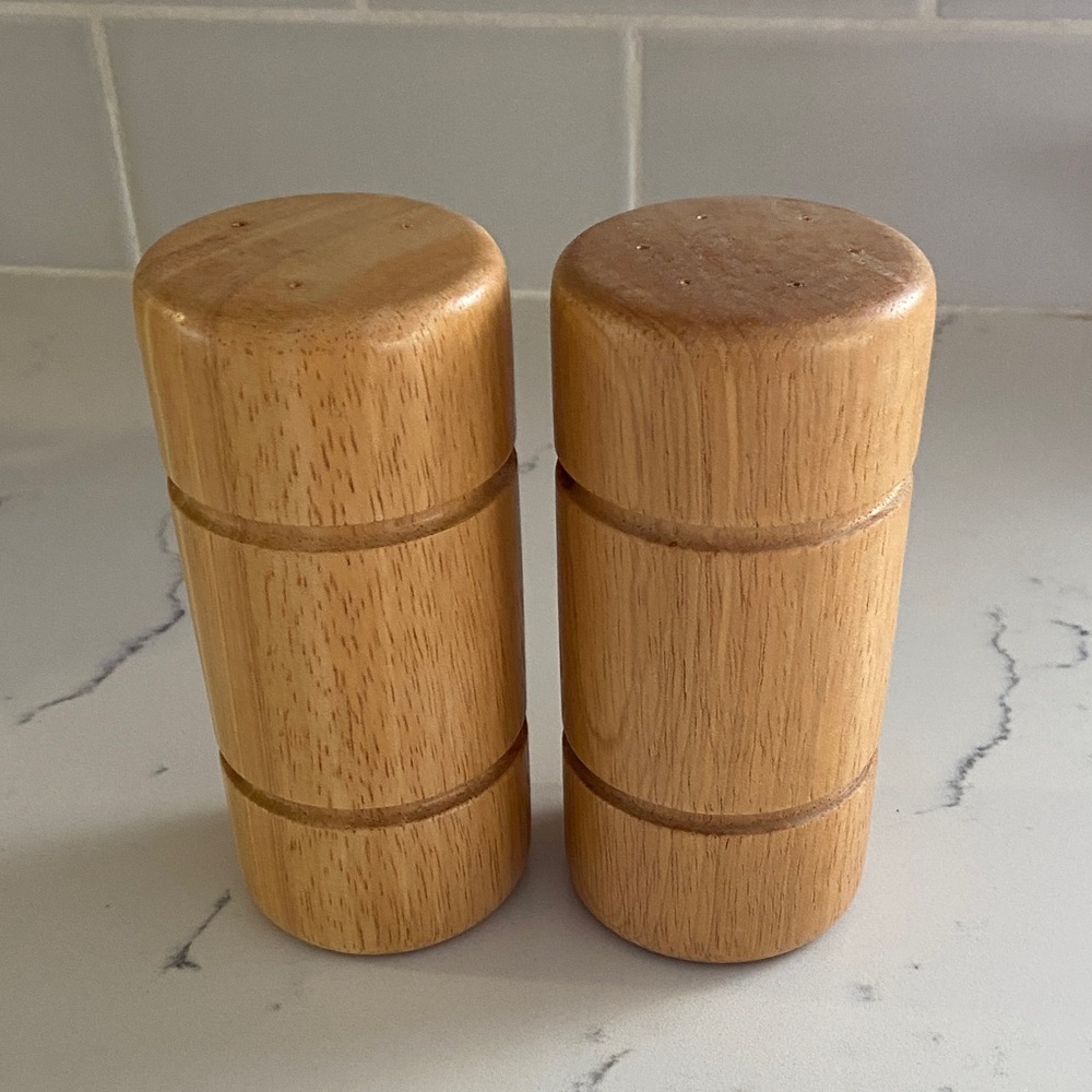 Wood Salt & Pepper Shaker Set – Natural Hardwood Minimalist Design